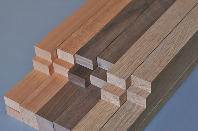 広葉樹の密度が高く均質な木のフレーム